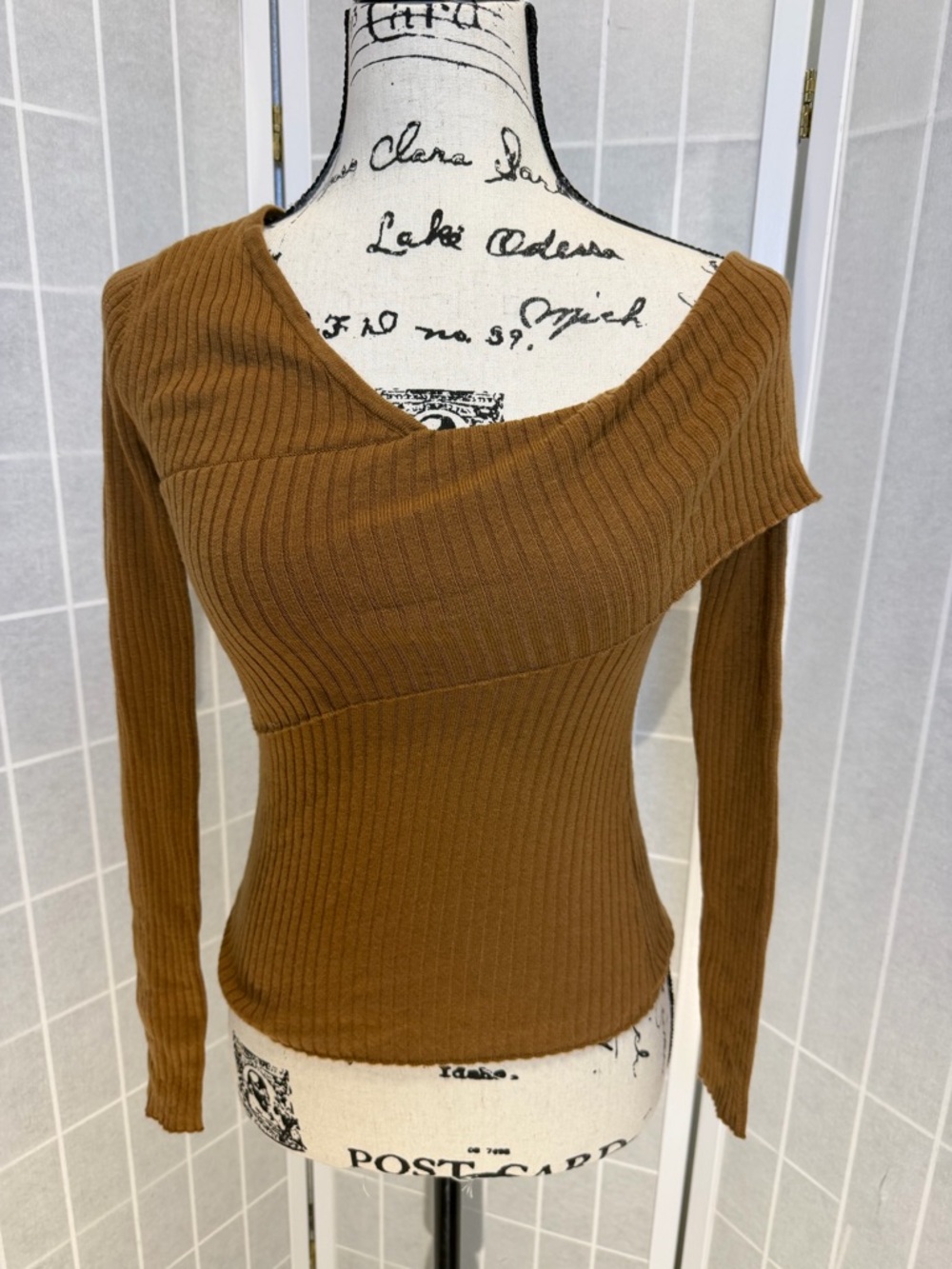 NWT Lovers and Friends Booker Sweater in Camel - Picture 7 of 9